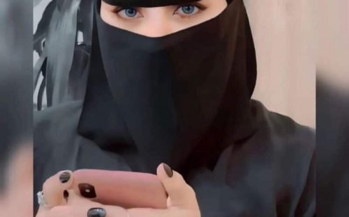 جنون الشهوة.. فتاة سعودية لم تستطع أن تتمالك نفسها أمام شاب جميل داخل محل .. وما فعلته معه وبكل جرأة صدم كل الخليجيين !