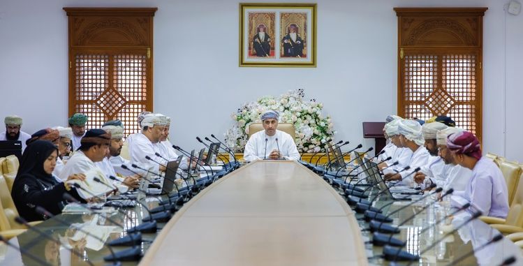 مناقشة تعزيز المشروعات البلدية والخدمية بشمال الباطنة