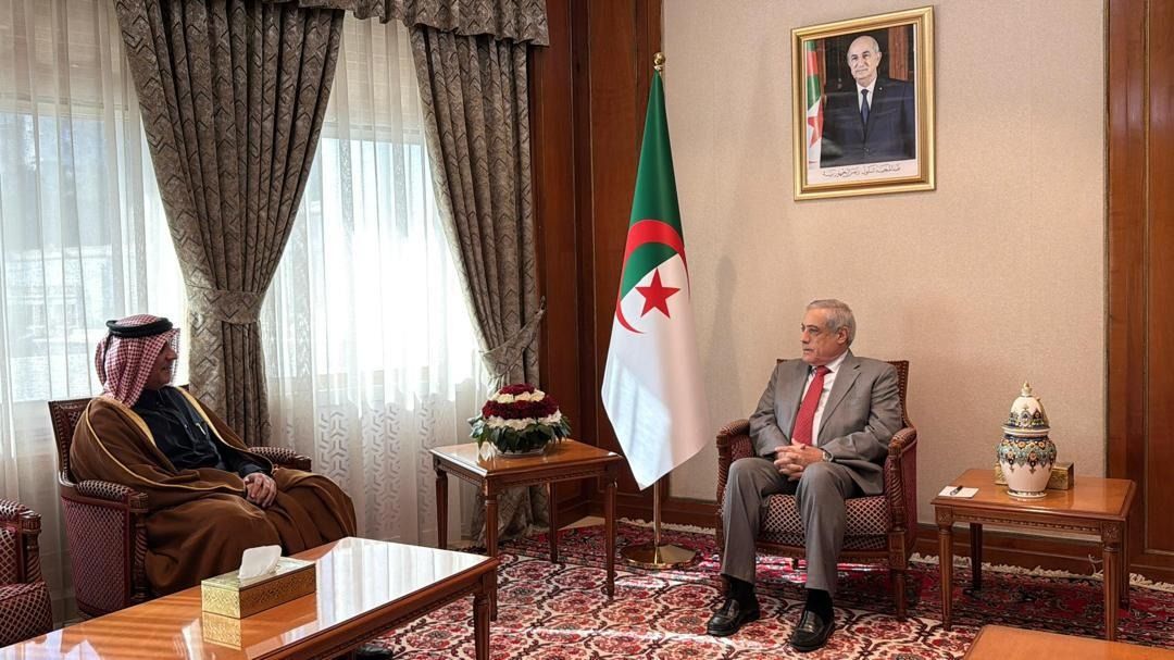 الوزير الأول الجزائري يجتمع مع سفير دولة قطر