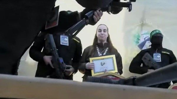 “الصليب الأحمر” يتسلم محتجزة إسرائيلية من مخيم جباليا شمالي قطاع غزة