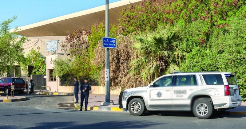 رجال الأمن يتواجدون أمام الدارس مع عودة الدوام (صورة أرشيفية)