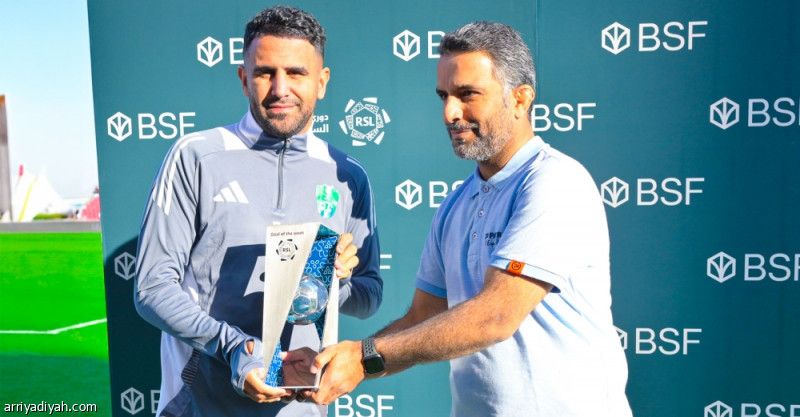 محرز يتسلم جائزة الهدف الأفضل