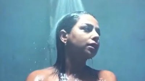 الفنانة الكويتية “هند البلوشي” تثير ضجة بمشهد استحمامها وهي شبه عارية وتتصدر الترند