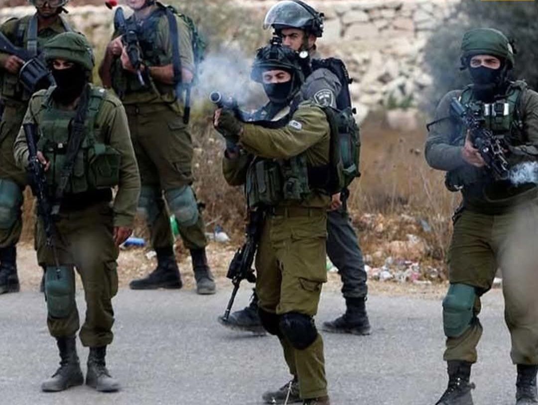 الاحتلال الإسرائيلي يطلق قنابل الغاز تجاه عشرات الفلسطينيين خلال استقبالهم الأسرى المفرج عنهم