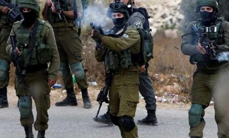 الاحتلال الإسرائيلي يطلق قنابل الغاز تجاه عشرات الفلسطينيين خلال استقبالهم الأسرى المفرج عنهم
