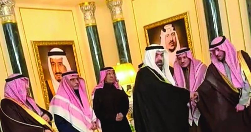 خالد البدر خلال تقديمه واجب العزاء