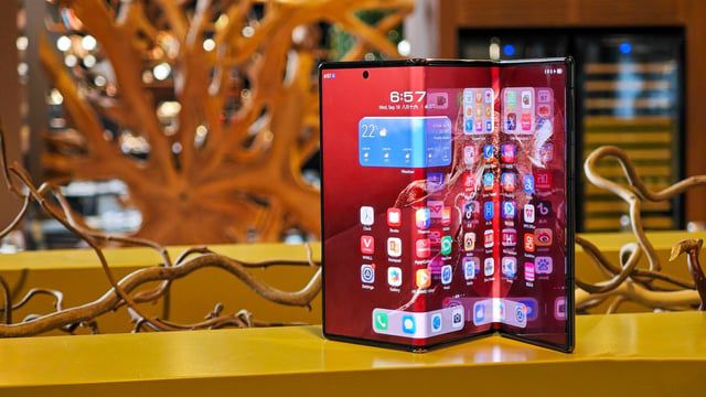 تسريبات جديدة عن أول هاتف سامسونج ثلاثي الطي