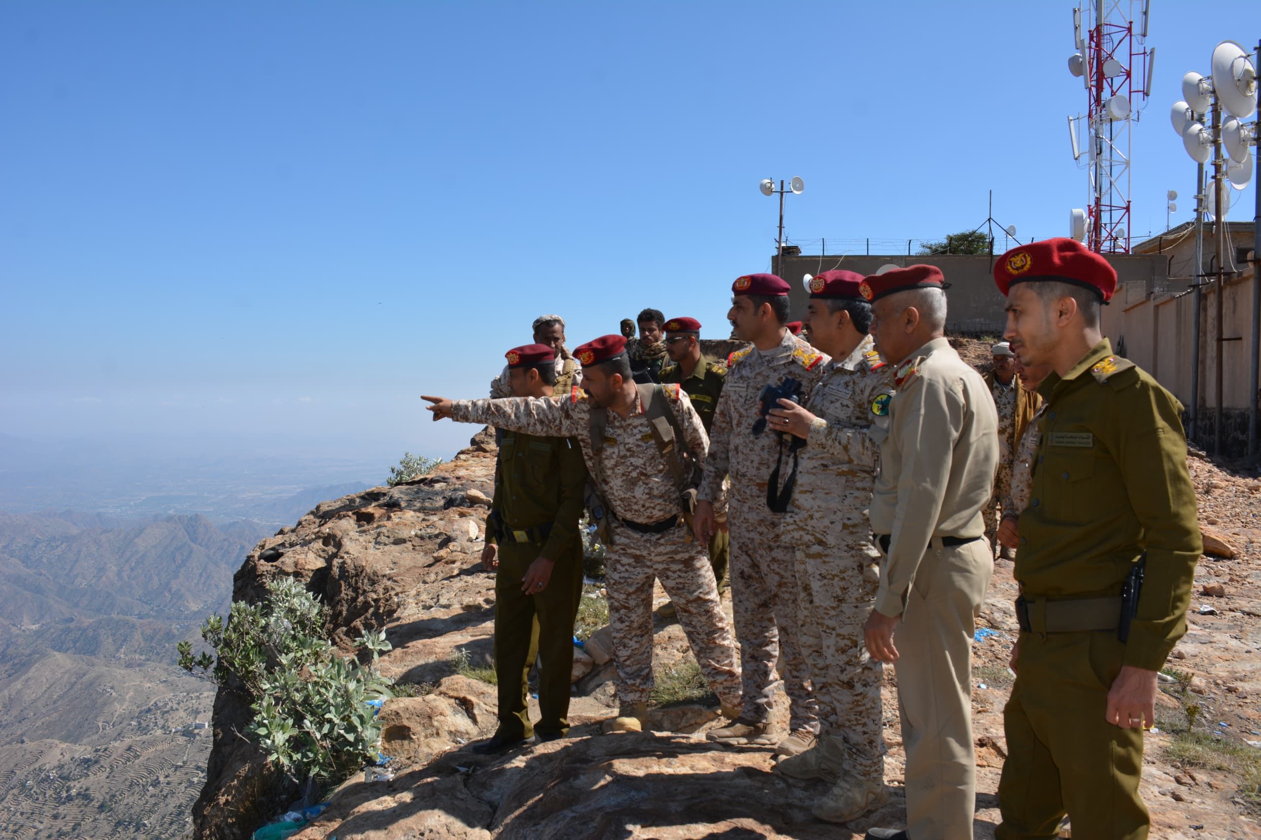 إحباط هجمات حوثية بمأرب ورئيس العمليات الحربية يتفقد الجاهزية القتالية بمحور طور الباحة