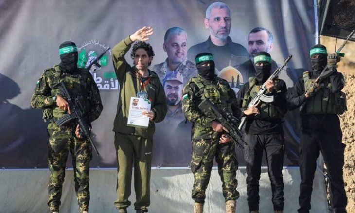 “حماس” تسلم محتجزا إسرائيليا يحمل الجنسية الأمريكية للصليب الأحمر في ميناء غزة