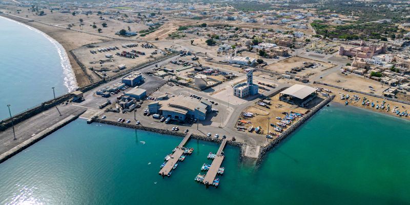 حجم مناولة البضائع في ميناء السويق يسجل قرابة الـ750 ألف طن