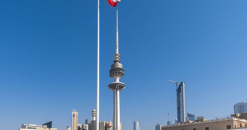 محافظات الكويت ترفع العلم إيذانا ببدء الاحتفالات الوطنية