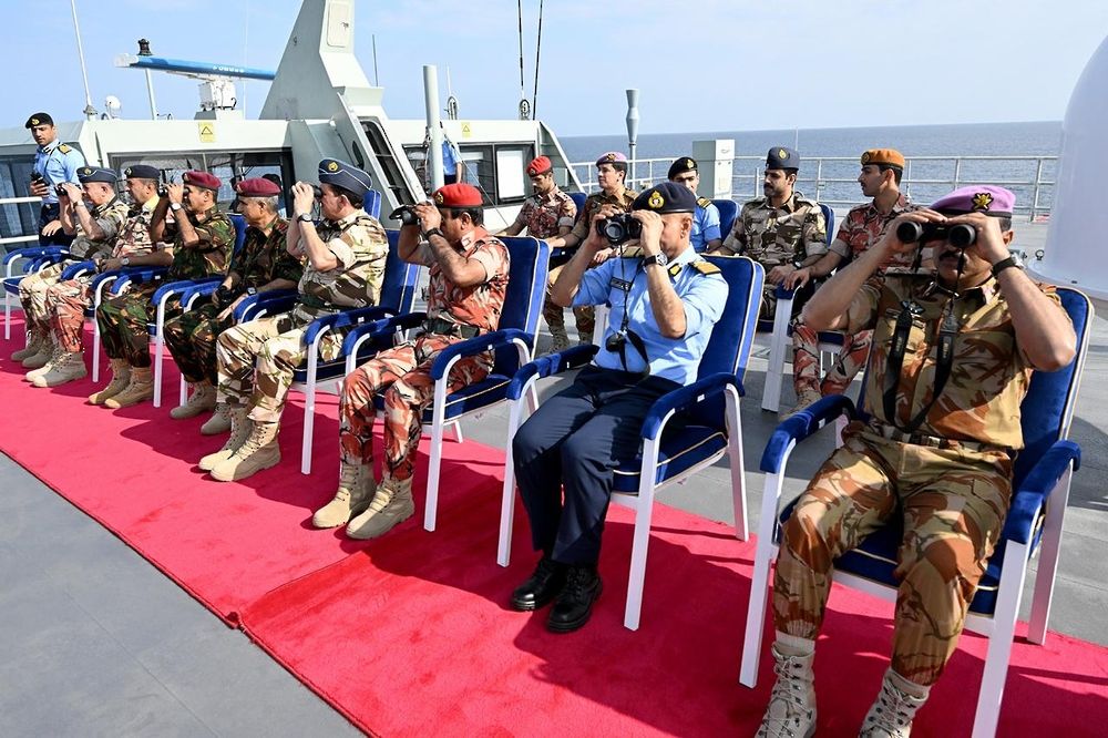 عدد من قادة قوات السُّلطان المسلحة يشهدون البيان العملي للتمرين البحري (أسد البحر 1/2025م)