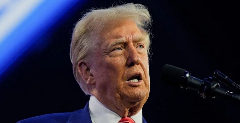 ترامب يتعهد بقطع التمويلات المستقبلية لجنوب إفريقيا على خلفية قانون مصادرة أراض