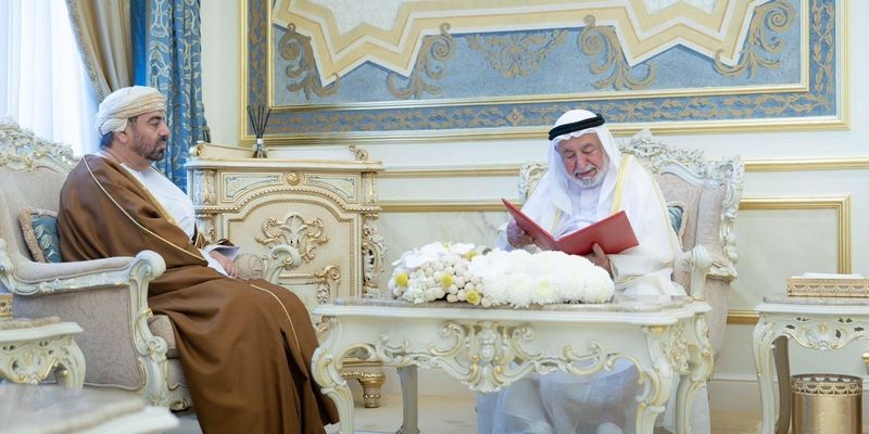 جلالة السُّلطان المعظّم يبعث رسالةً خطيّةً لحاكم إمارة الشارقة
