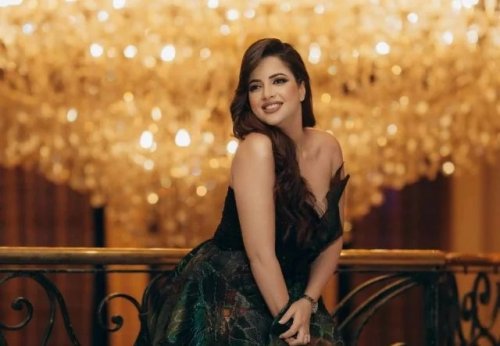 مني فاروق تبرز مفاتنها بأضيق هوت شورت والقميص المفتوح