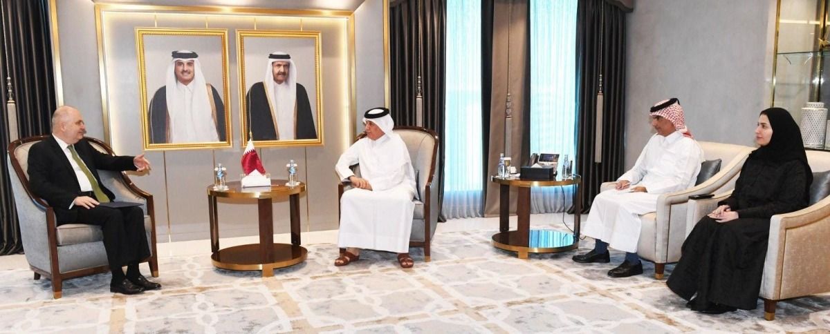 تسلمها سعادة السيد سلطان بن سعد المريخي، وزير الدولة للشؤون الخارجية .. رئيس مجلس الوزراء وزير الخارجية يتلقى رسالة خطية من رئيس وزراء رومانيا