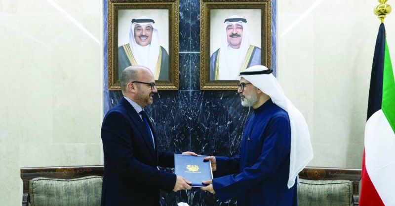 الجابر يتسلم الرسالة من السفير الفرنسي