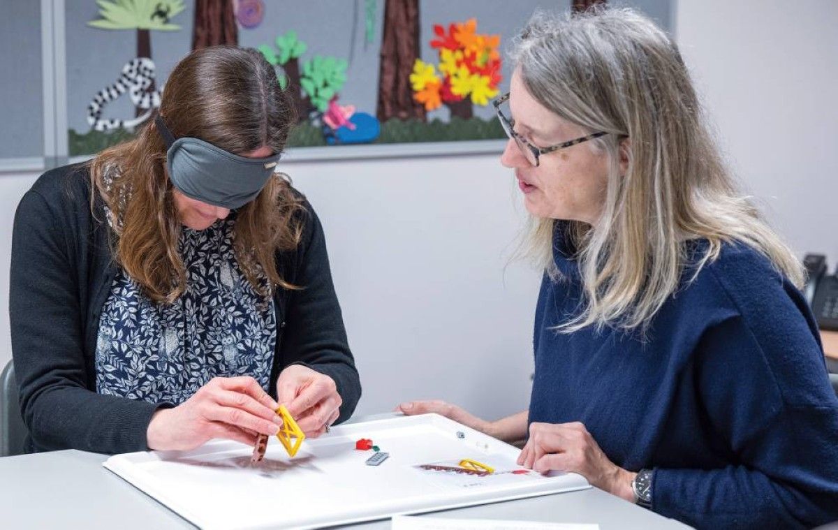 طيران الإمارات تتبرع بـ 12 ألف قناع للعين لمبادرات تدريب معلمي ذوي الإعاقة البصرية