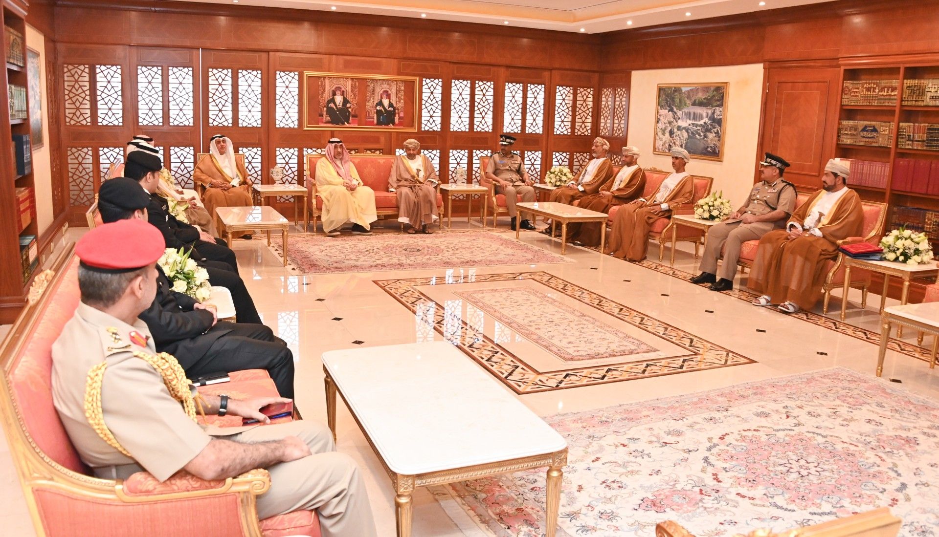 وزير الداخلية ونظيره الكويتي يستعرضان العلاقات الأخوية بين البلدين