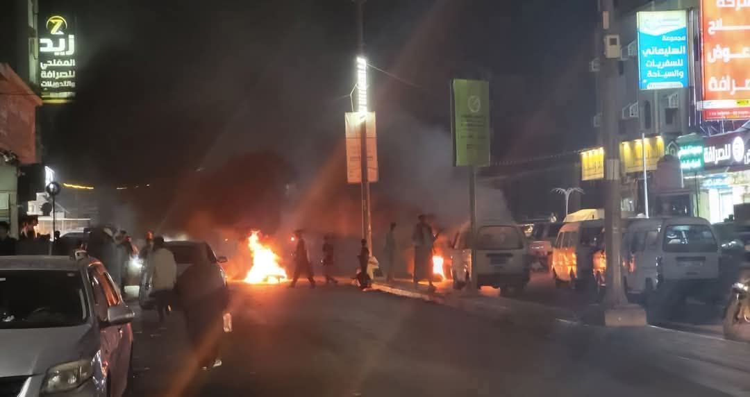 عدن تغرق في الظلام.. احتجاجات واسعة وإغلاق شوارع بسبب أزمة الكهرباء