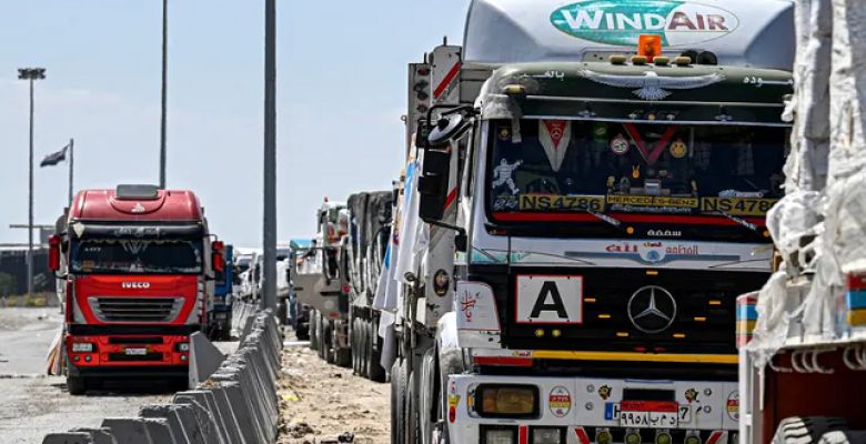 100 شاحنة مساعدات إنسانية تدخل إلى الفلسطينيين بقطاع غزة