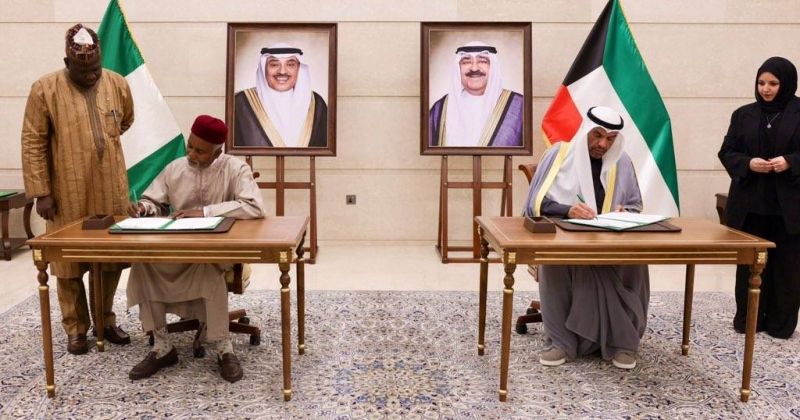 اليحيا وتوجار خلال التوقيع على الاتفاقيات