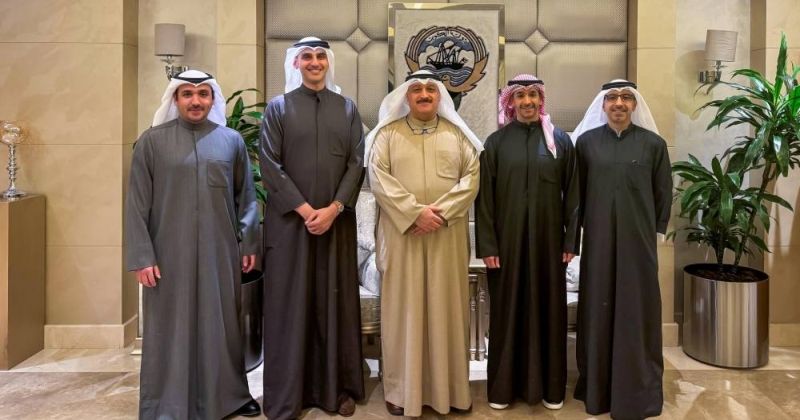 وزير الصحة يسلم فريق «الجراحة الروبوتية» المكرمة الأميرية: انعكاس لرؤية سموه في تشجيع الكفاءات الوطنية