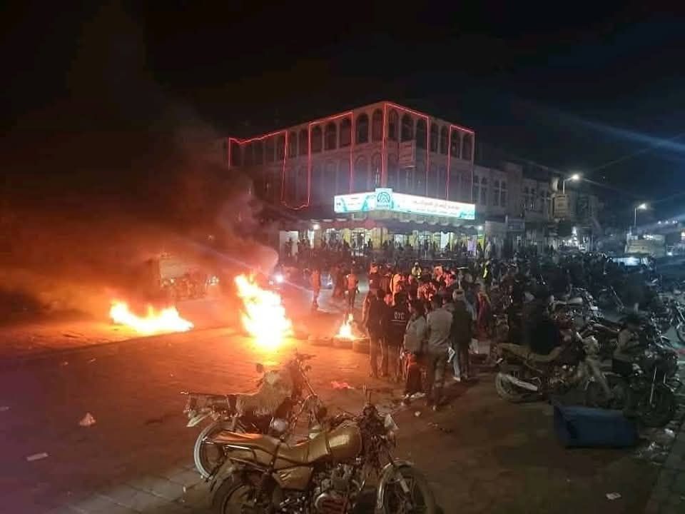 احتجاجات غاضبة في عدن ولحج والضالع تنديدًا بتردي الأوضاع وانهيار العملة 