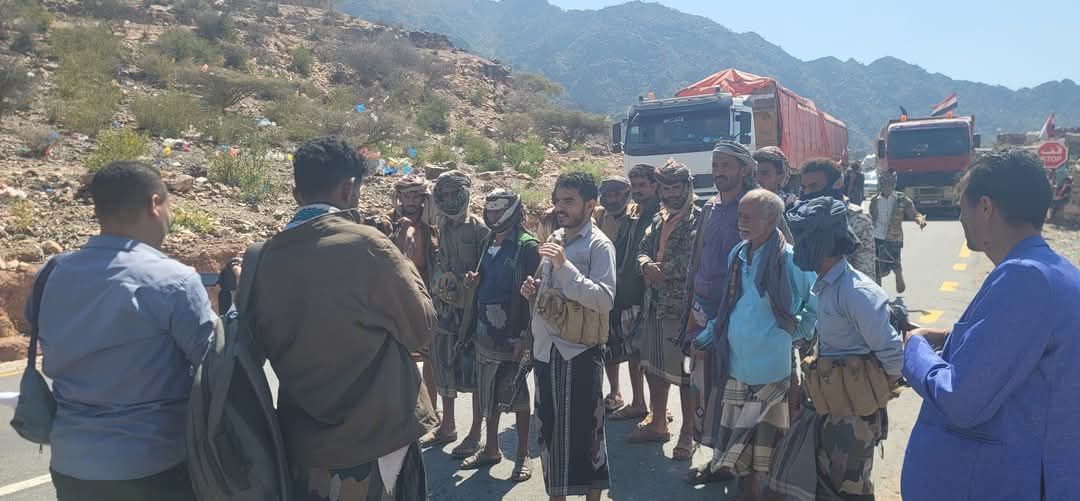 هدّدت بالتصعيد.. قبائل الساحل في تعز تحتج على التهميش وتطالب بإنصاف أبنائها