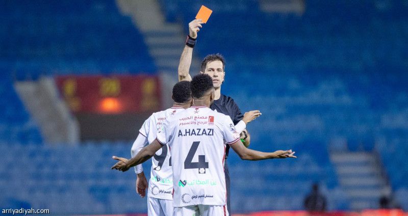 هزازي.. ثالث حمراء في الرائد