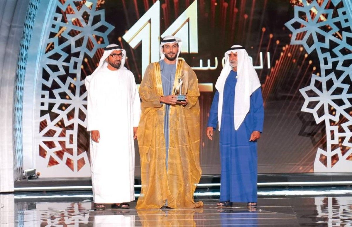نهيان بن مبارك يتوج الإماراتي عبدالرحمن الحميري بلقب «أمير الشعراء»