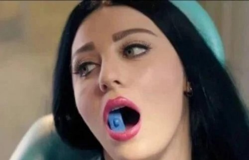 كما ولدتها امها .. صافيناز تظهر من غير ملابس علي السرير