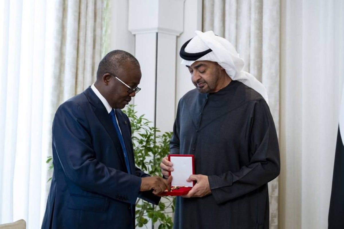 رئيس الدولة ورئيس غينيا بيساو يبحثان علاقات البلدين ويتبادلان الأوسمة