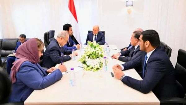 العليمي يؤكد على عودة مؤسسات الدولة وحشد الطاقات لمواجهة التحديات الاقتصادية