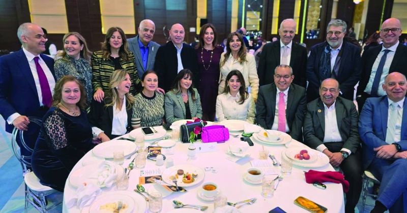 ميا العضم والسفير البابوي ورئيس مجلس الرعية المارونية يتوسطون المُحتفلين بالمناسبة