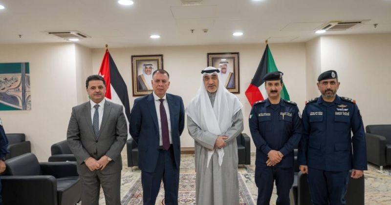 النائب الأول يستقبل وزير الداخلية الأردني في «قاعدة نواف الأحمد»