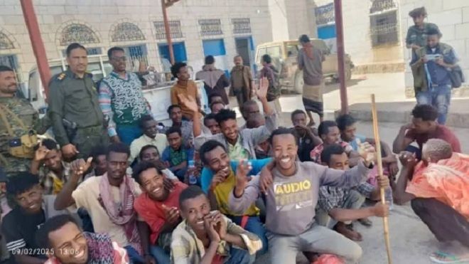 الداخلية اليمنية: تحرير 41 مهاجراً إثيوبياً من عصابة اختطاف وابتزاز في شبوة