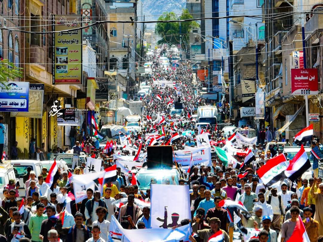 تعز.. عشرات الآلاف يشاركون في مسيرة جماهيرية إحياء لذكرى ثورة 11 فبراير