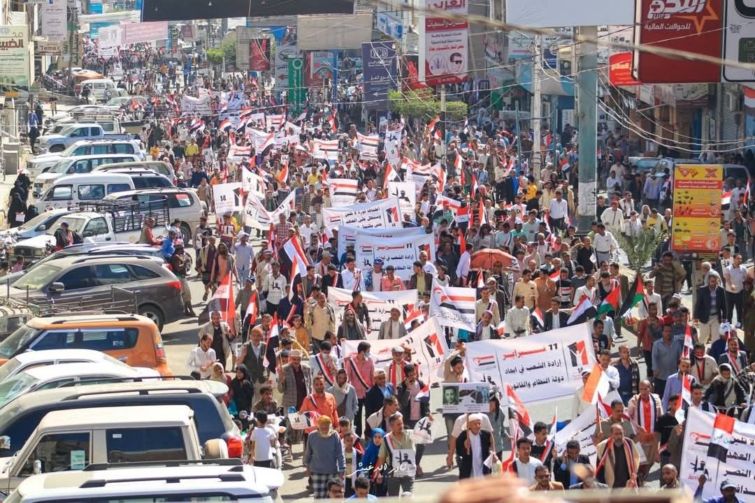 تعز.. عشرات الآلاف يشاركون في مسيرة جماهيرية إحياء لذكرى ثورة 11 فبراير