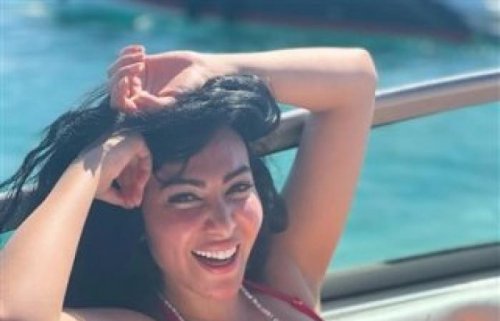 ميرهان حسين تتحدى سما المصري وتستعرض مؤخرتها وهي نايمة علي بطنها علي البحر ..اتفرج