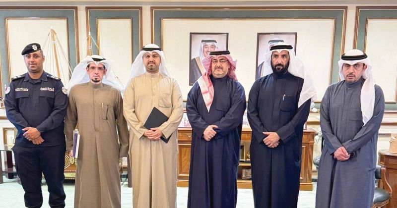 محافظ العاصمة متوسطاً مسؤولي «الأشغال» و«الطرق» و«المرور»