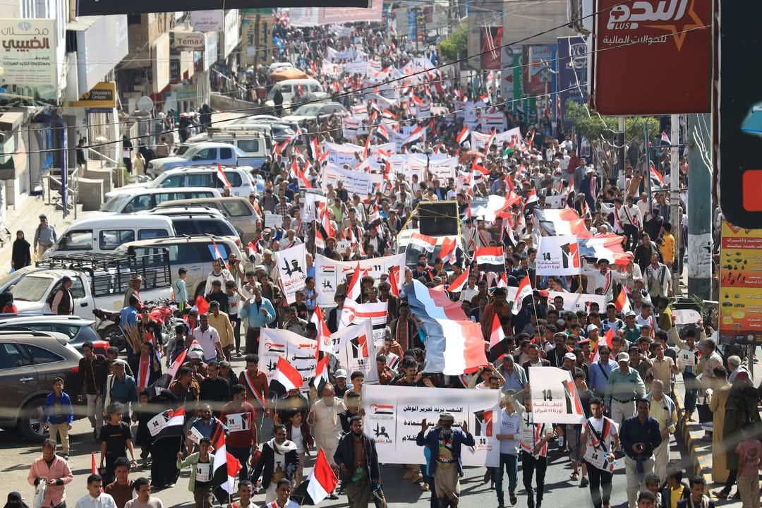 تعز.. عشرات الآلاف يشاركون في مسيرة جماهيرية إحياء لذكرى ثورة 11 فبراير