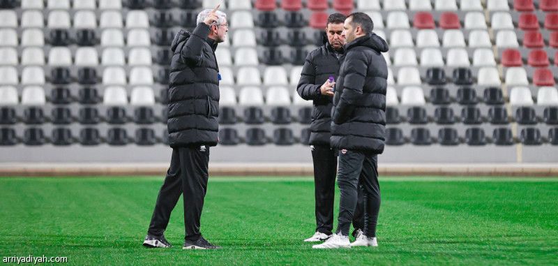 بعد التعافي.. الرائد يسترد مدربه