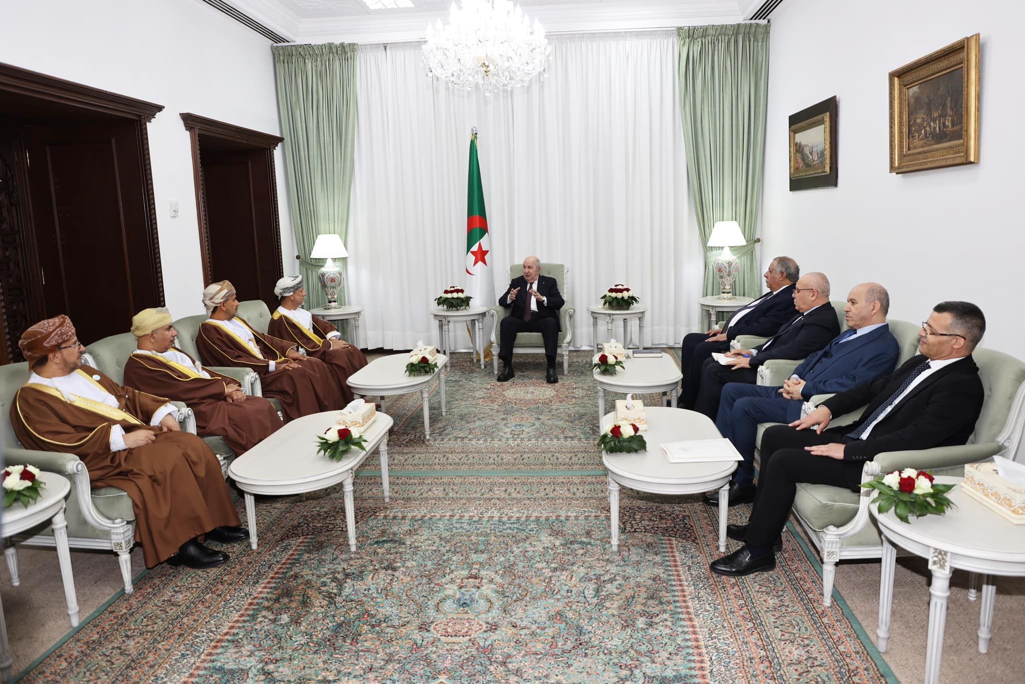 تحيات جلالة السلطان إلى رئيس الجزائر ينقلها رئيس جهاز الاستثمار العماني