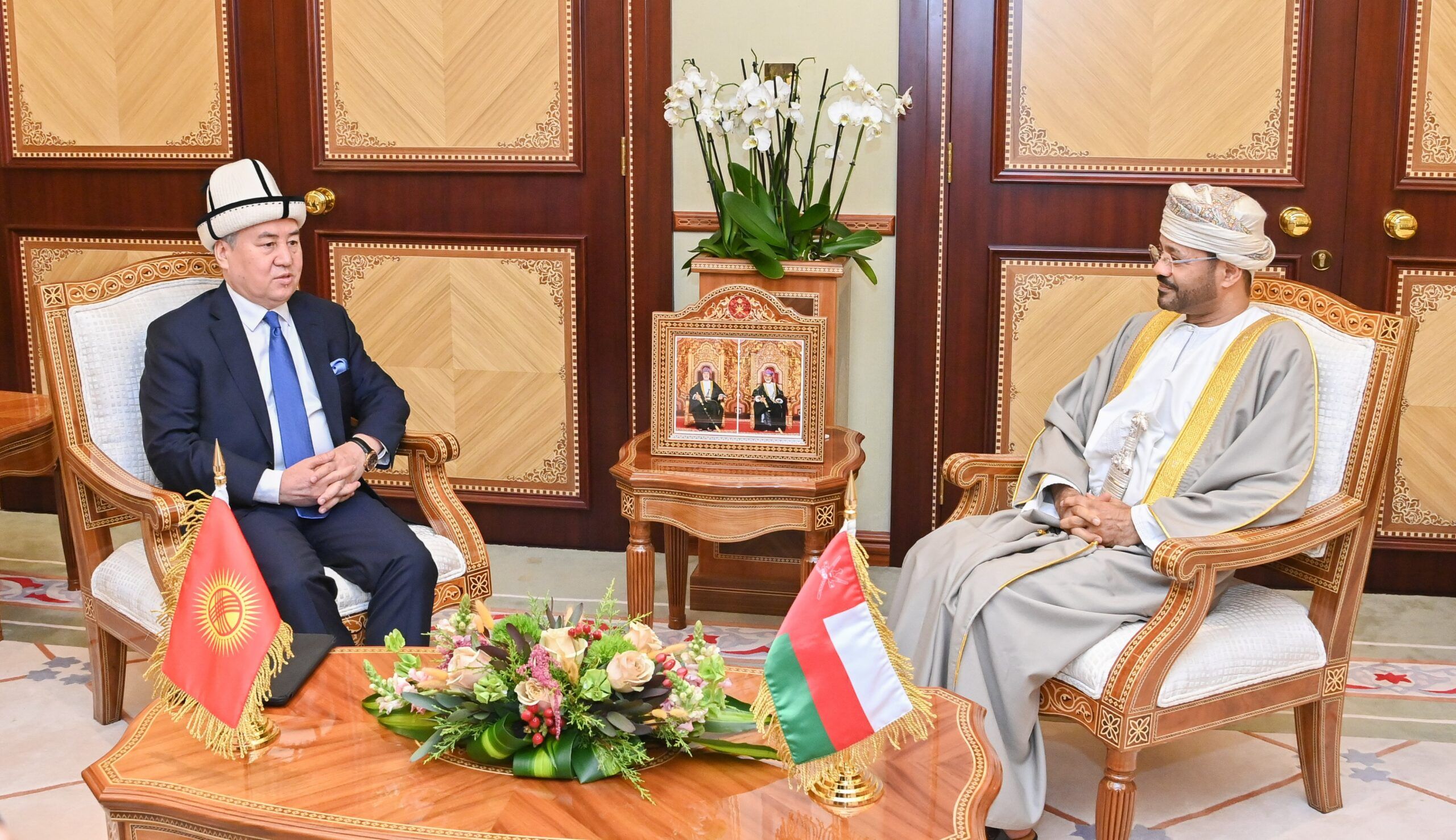 جلالة السُّلطان يتلقى رسالتين خطيّتين من الرئيس القيرغيزي ورئيس مجلس الوزراء