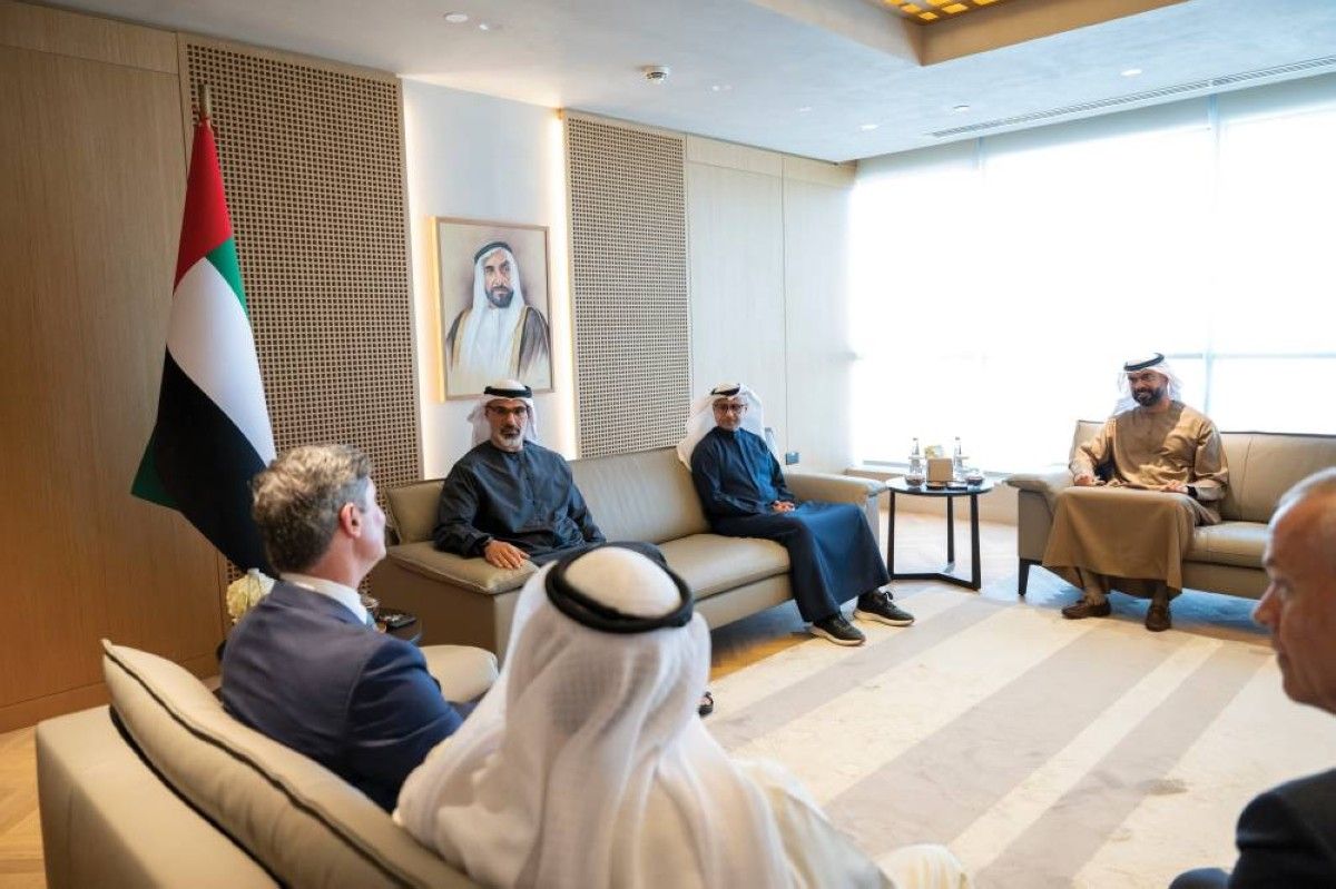 خالد بن محمد يستعرض مع رئيس مجلس إدارة «ستاربكس» البيئة الداعمة للأعمال بالإمارات