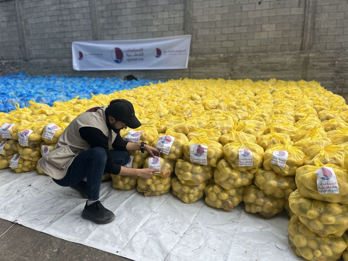 قطر الخيرية: 16 شاحنة محملة بالإمدادات الإغاثية لدعم الأسر النازحة في غزة