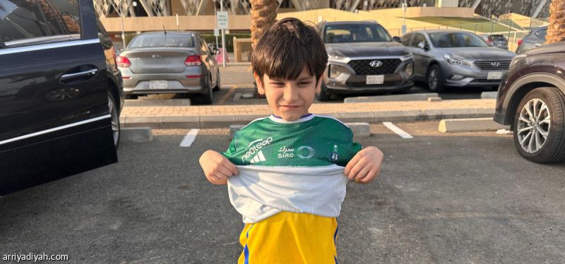 عاشق «الدون» يرضي والده بقميص الأهلي