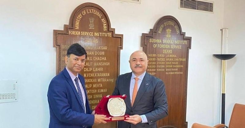 السفير مشعل الشمالي وعميد معهد سوشما سواراج الدبلوماسي الهندي