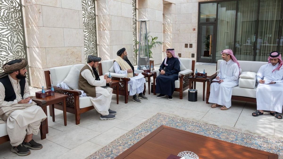 رئيس مجلس الوزراء وزير الخارجية يستقبل نائب رئيس مجلس الوزراء للشؤون الاقتصادية بحكومة تصريف الأعمال في أفغانستان